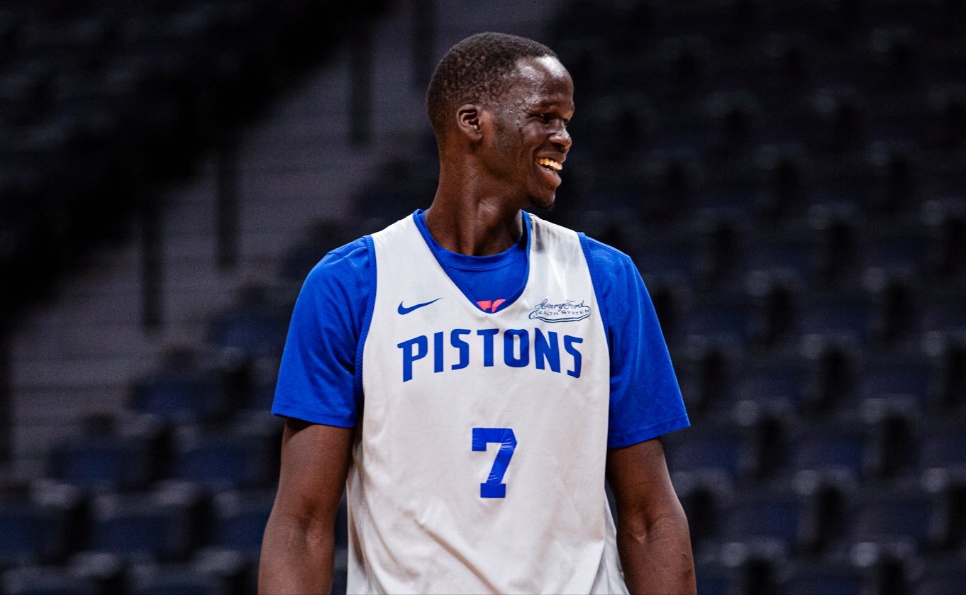 九游体育-闽南暴熊队对阵钱塘雪豹队，羽毛球热身赛失利，内线统治篮板——更衣室氛围正向的简单介绍